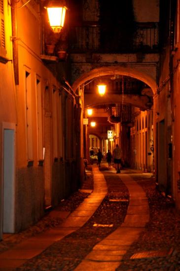 Ruelle la nuit dans le village d'Orta - Piémont (NO)