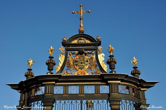Portail de l'hôpital Saint Jacques à Besançon (25)