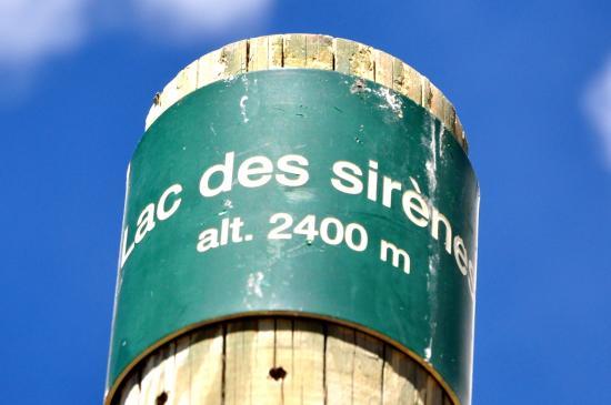 Panneau indiquant le Lac des Sirènes - 2400 m d'altitude (05)