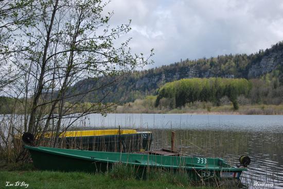 Barques au repos sur le lac d'Ilay (39)