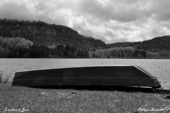 Barque au bord d'un lac (39)