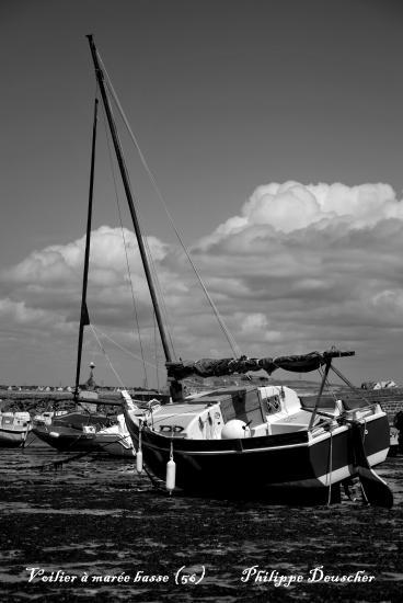 Bateau à marée basse en Bretagne sud (56)